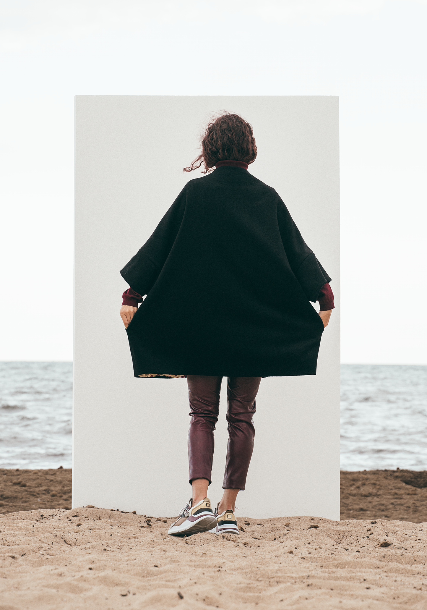 Calù • Cappotto linea uovo in lana e cachemire nero con bottoni fucsia e fodera fantasia