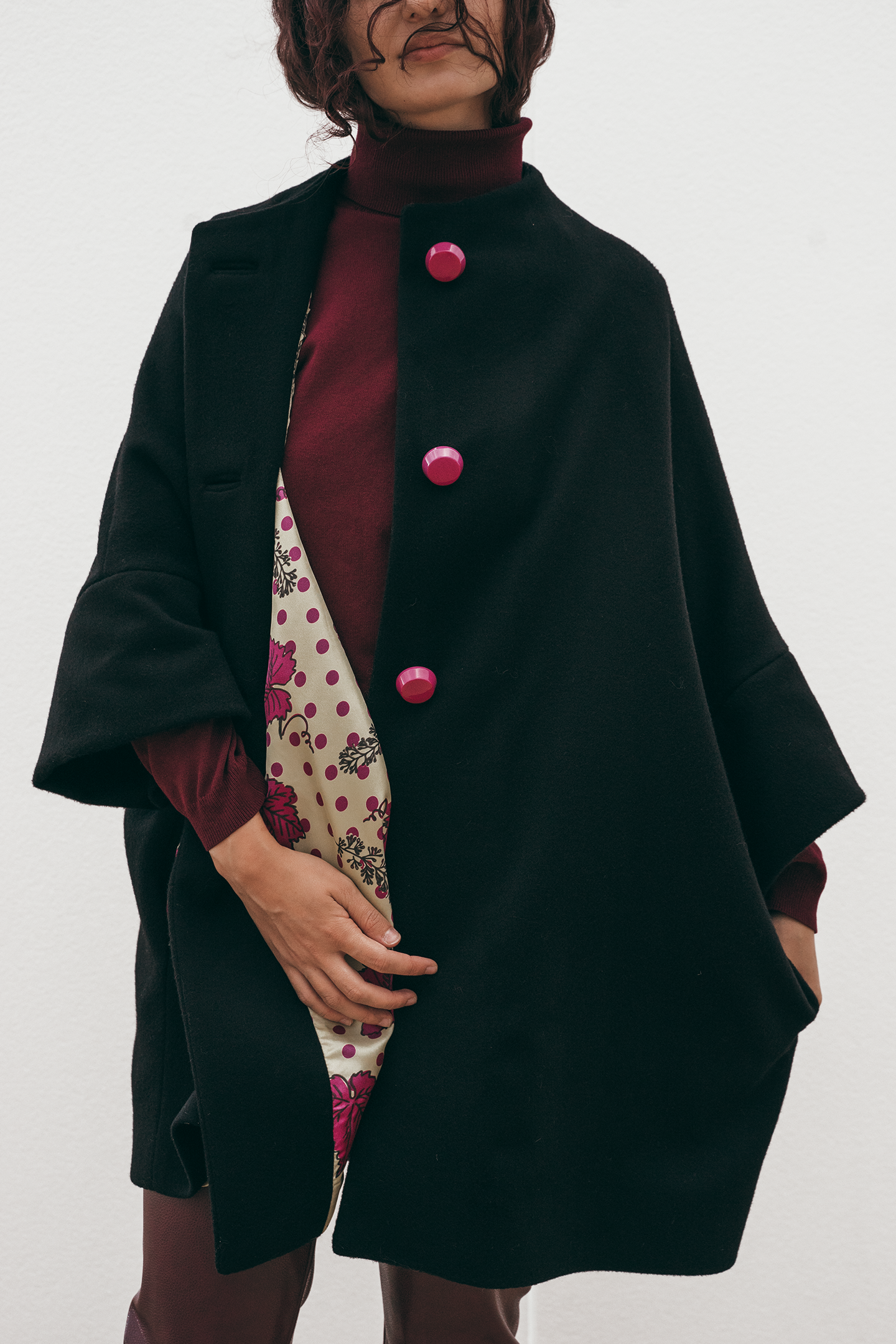 Calù • Cappotto linea uovo in lana e cachemire nero con bottoni fucsia e fodera fantasia