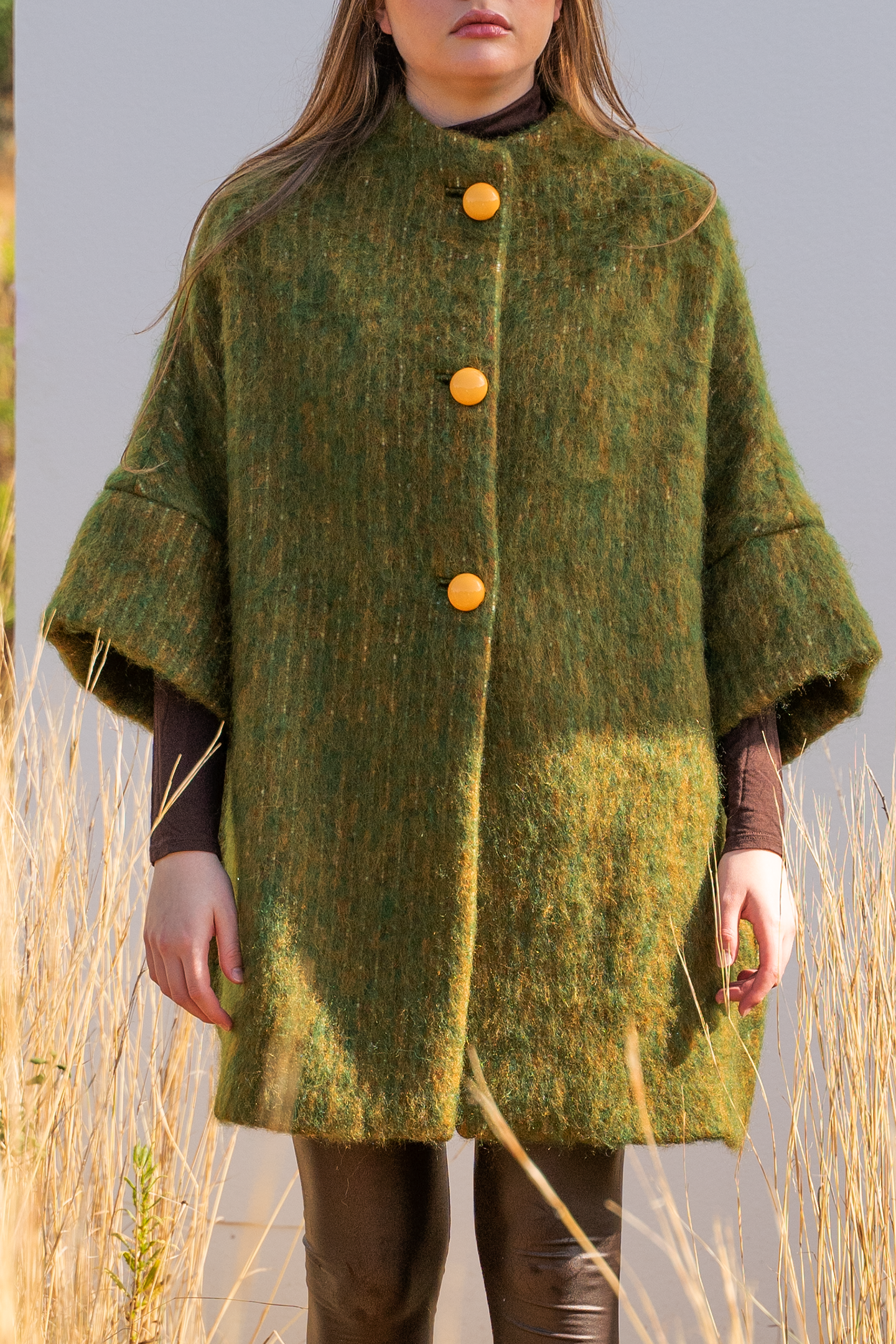 Calù • Cappotto linea a uovo in mohair e alpaca verde melange con bottoni gialli e fodera fantasia