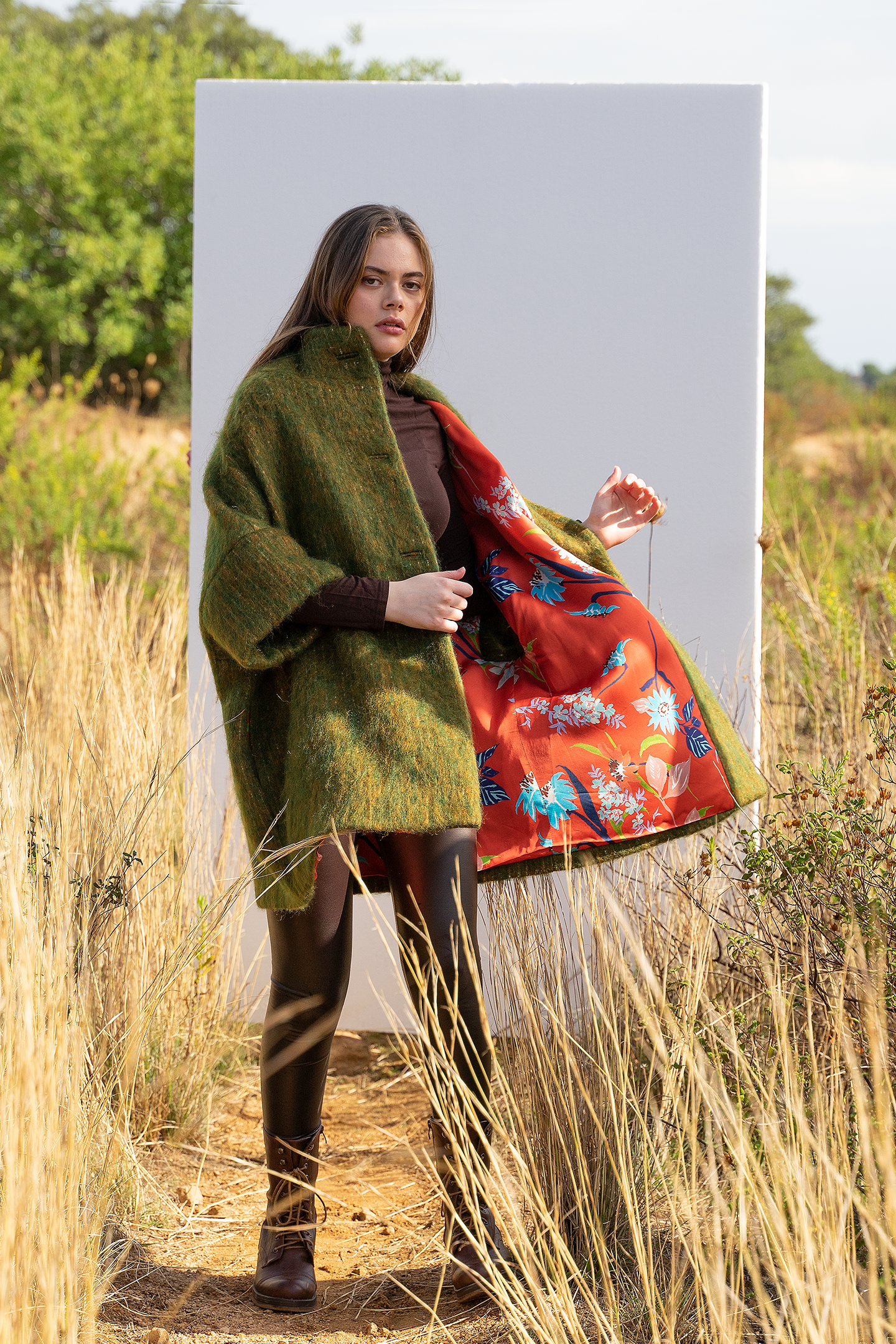 Calù • Cappotto linea a uovo in mohair e alpaca verde melange con bottoni gialli e fodera fantasia