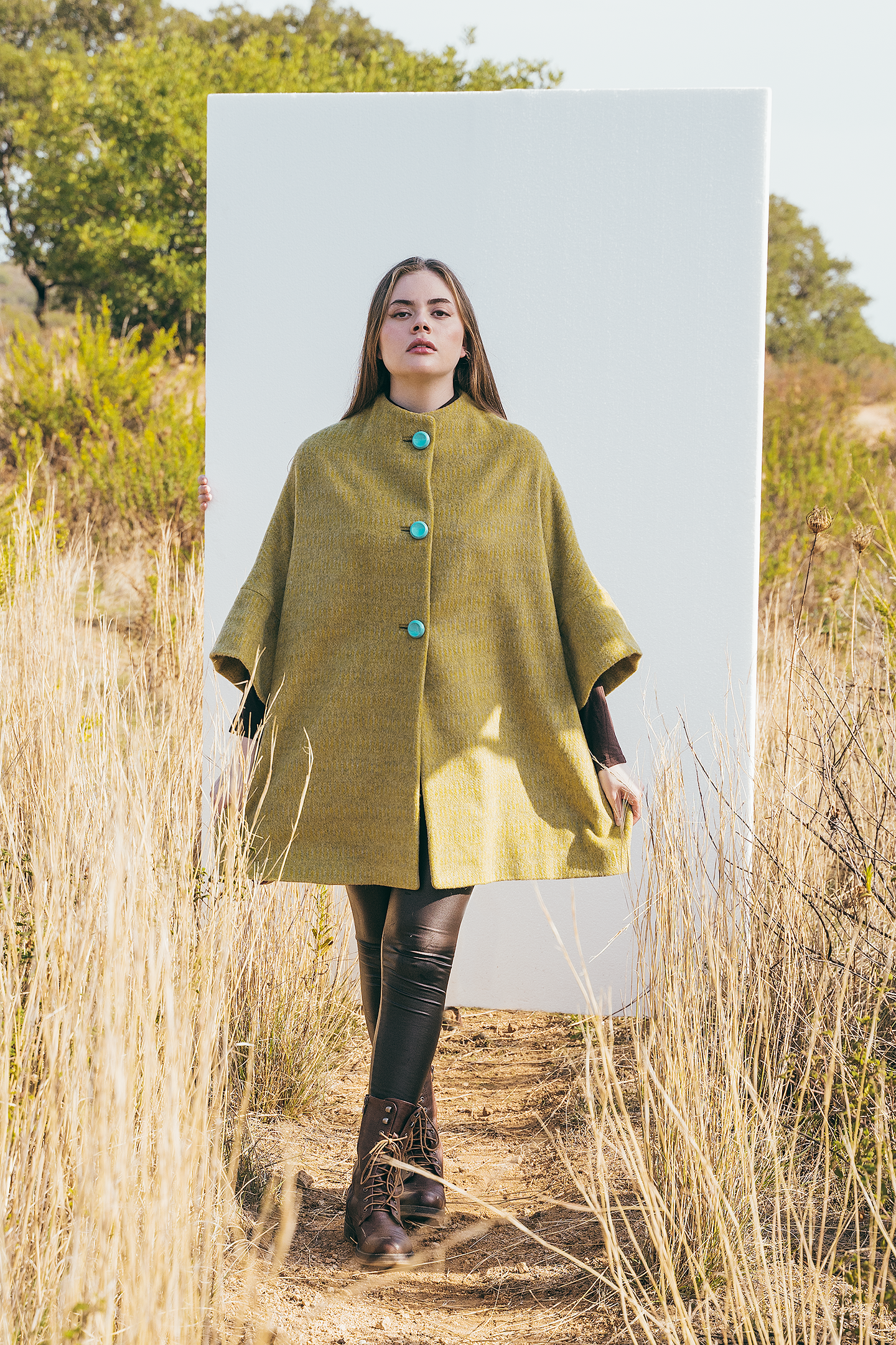 Calù • Cappotto linea a uovo in mohair e alpaca verde mela melange con bottoni celesti e fodera fantasia
