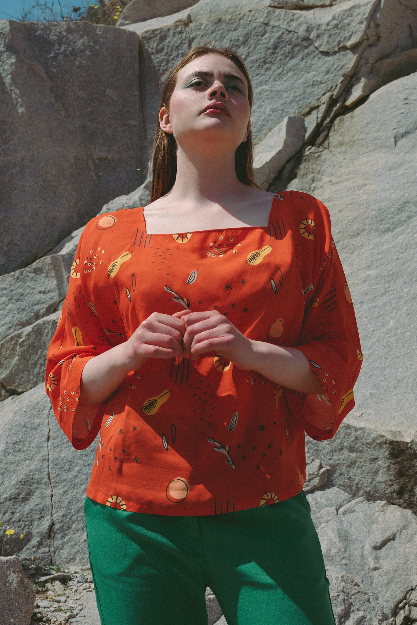 blusa con scollo quadrato e maniche a kimono, arancione con fantasia multicolore