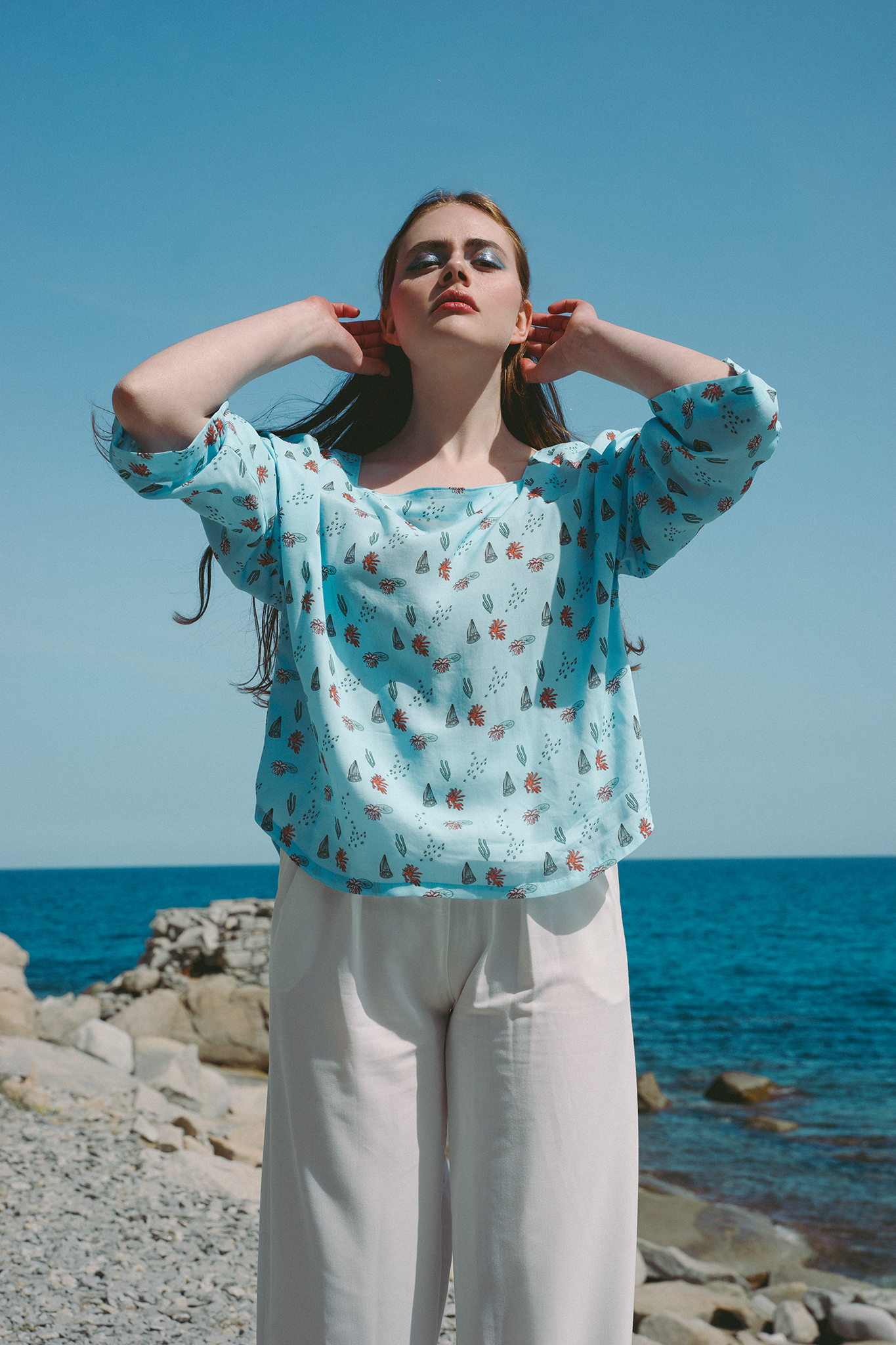 blusa con scollo quadrato e maniche a kimono, celeste con fantasia multicolore