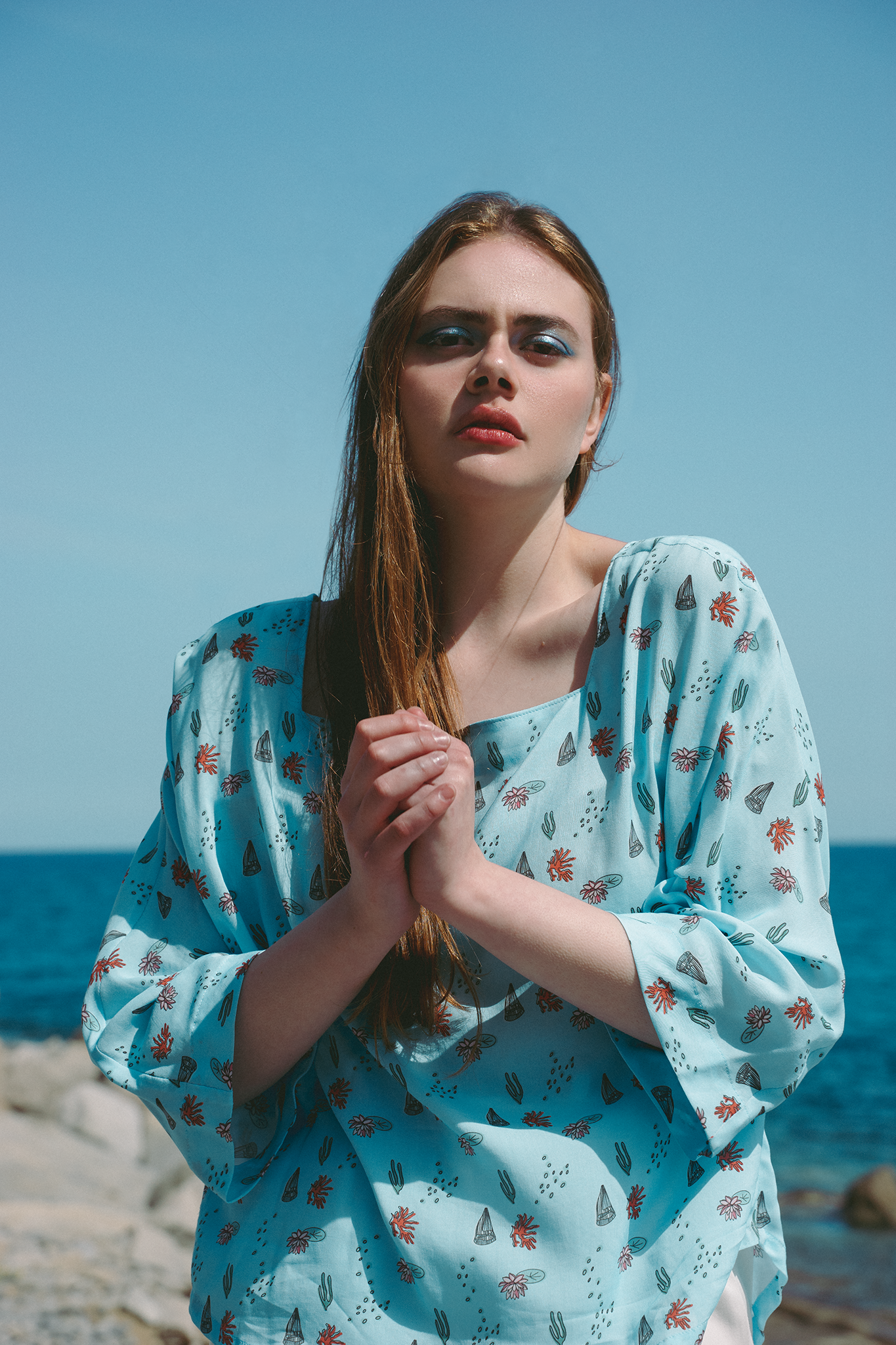 blusa con scollo quadrato e maniche a kimono, celeste con fantasia multicolore