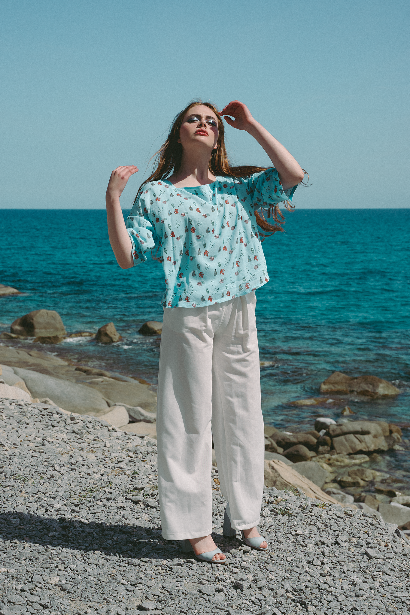 blusa con scollo quadrato e maniche a kimono, celeste con fantasia multicolore