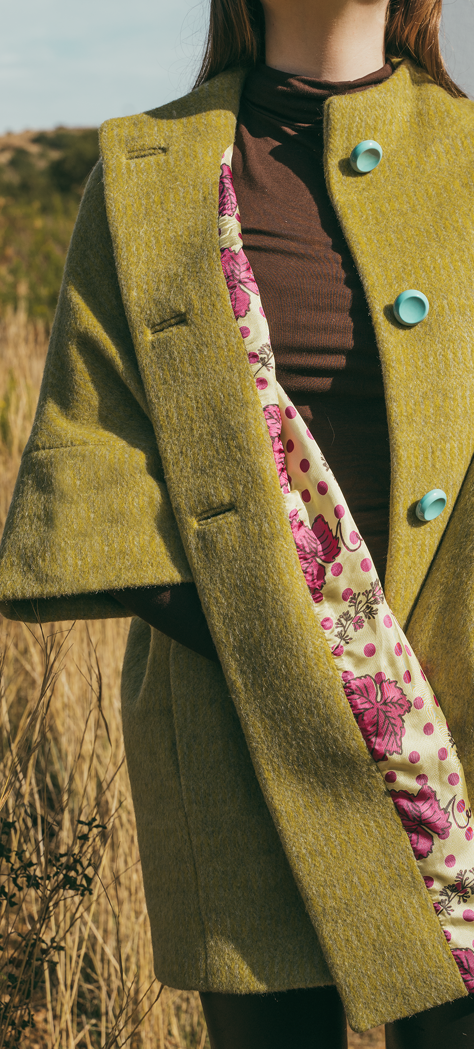 Calù • Cappotto linea a uovo in mohair e alpaca verde mela melange con bottoni celesti e fodera fantasia