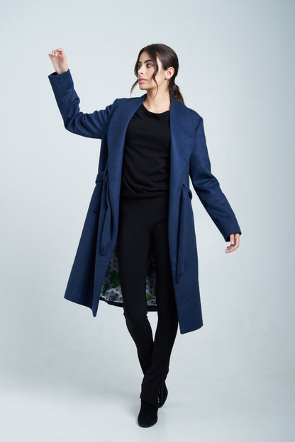 Pre-order Rosè • Cappotto in lana e cachemire blu notte con cinta - Prezzo in store