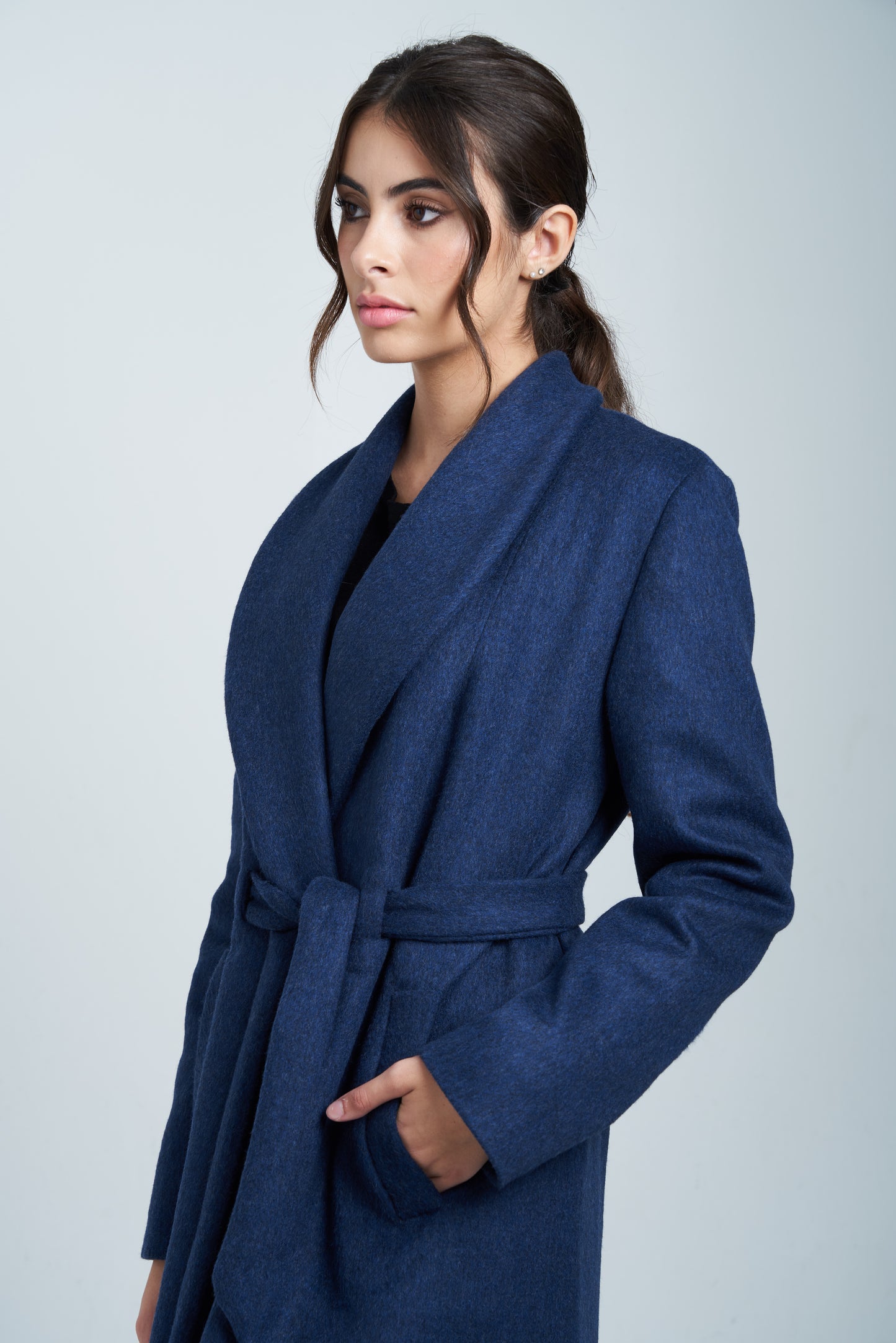 Pre-order Rosè • Cappotto in lana e cachemire blu notte con cinta - Prezzo in store