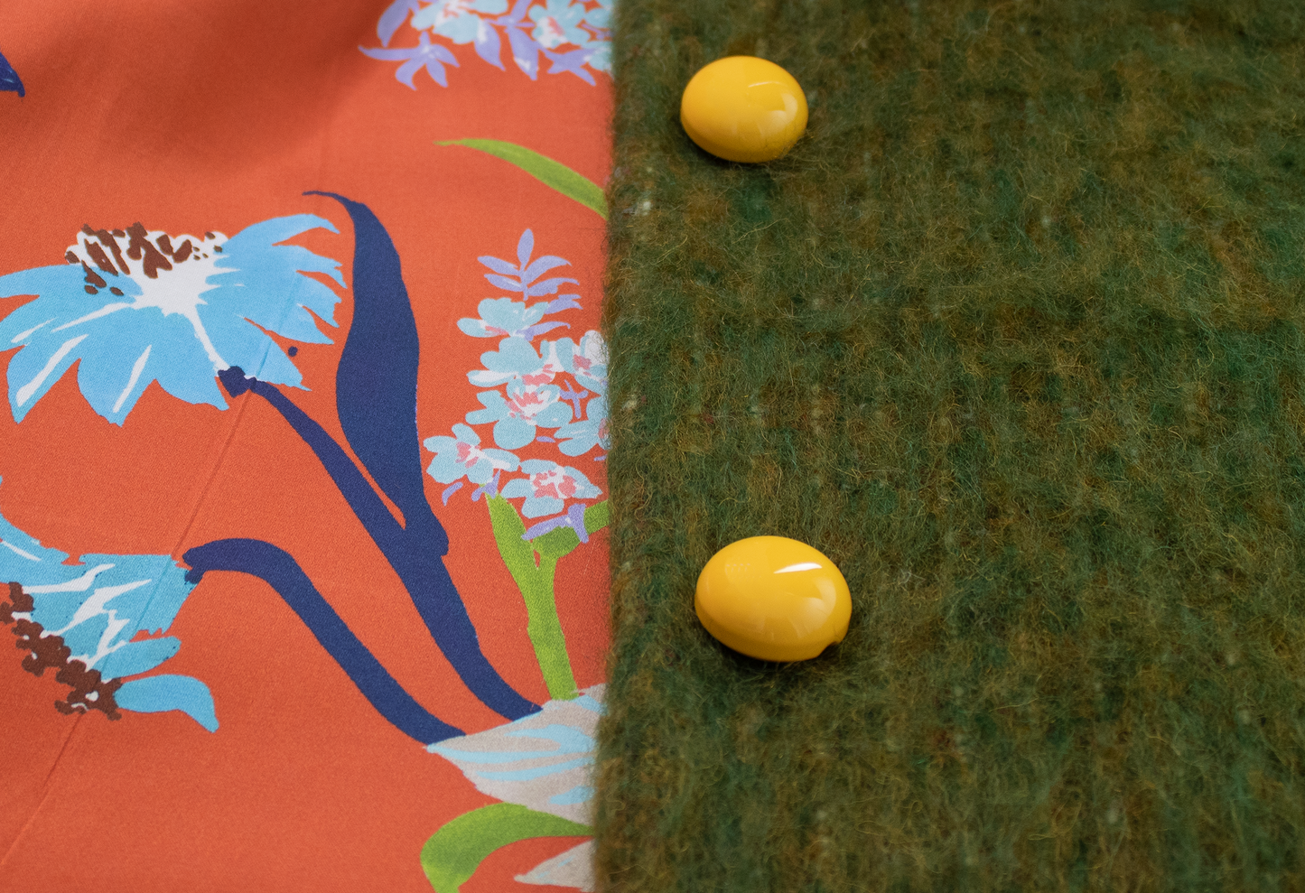 Calù • Cappotto linea a uovo in mohair e alpaca verde melange con bottoni gialli e fodera fantasia