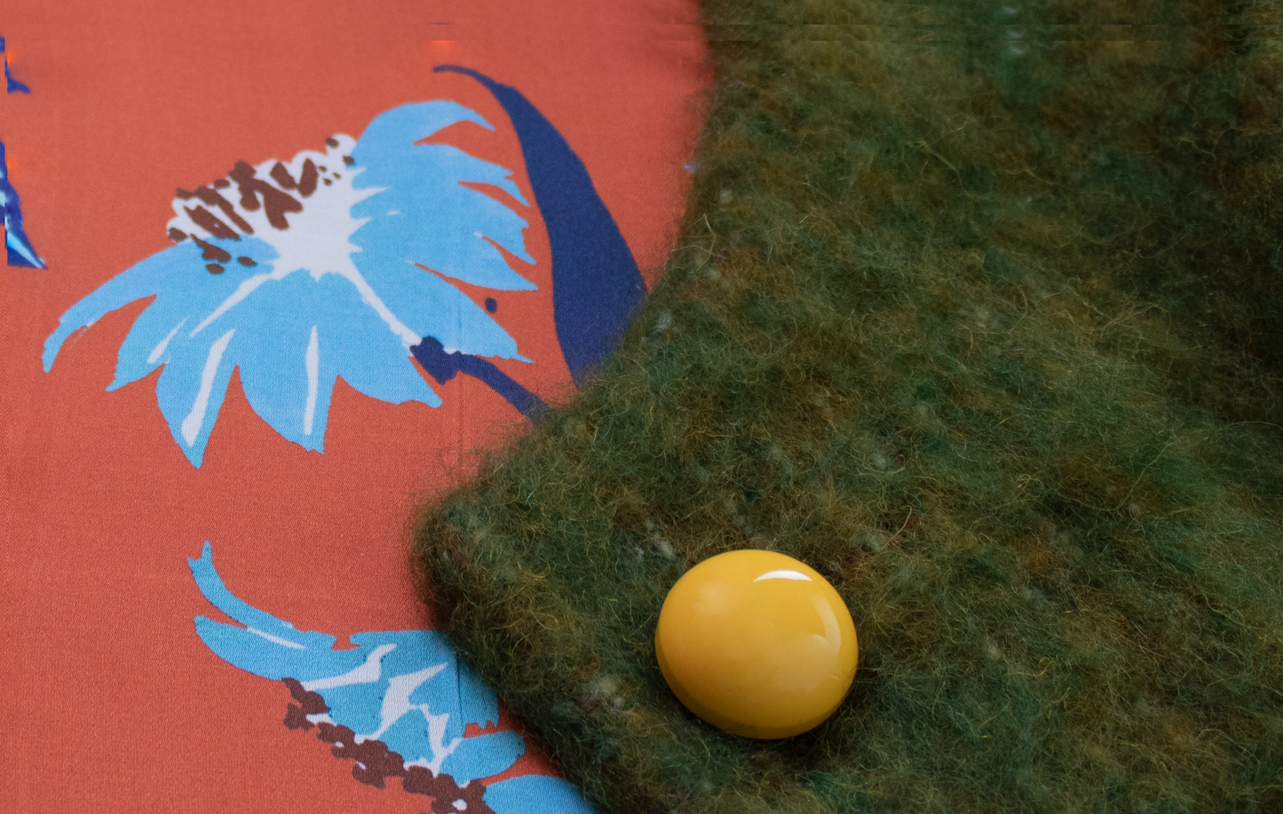 Calù • Cappotto linea a uovo in mohair e alpaca verde melange con bottoni gialli e fodera fantasia