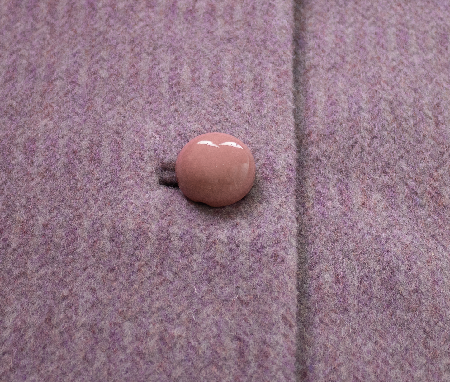 Calù • Cappotto linea a uovo in mohair e alpaca lilla melange con bottoni rosa e fodera fantasia