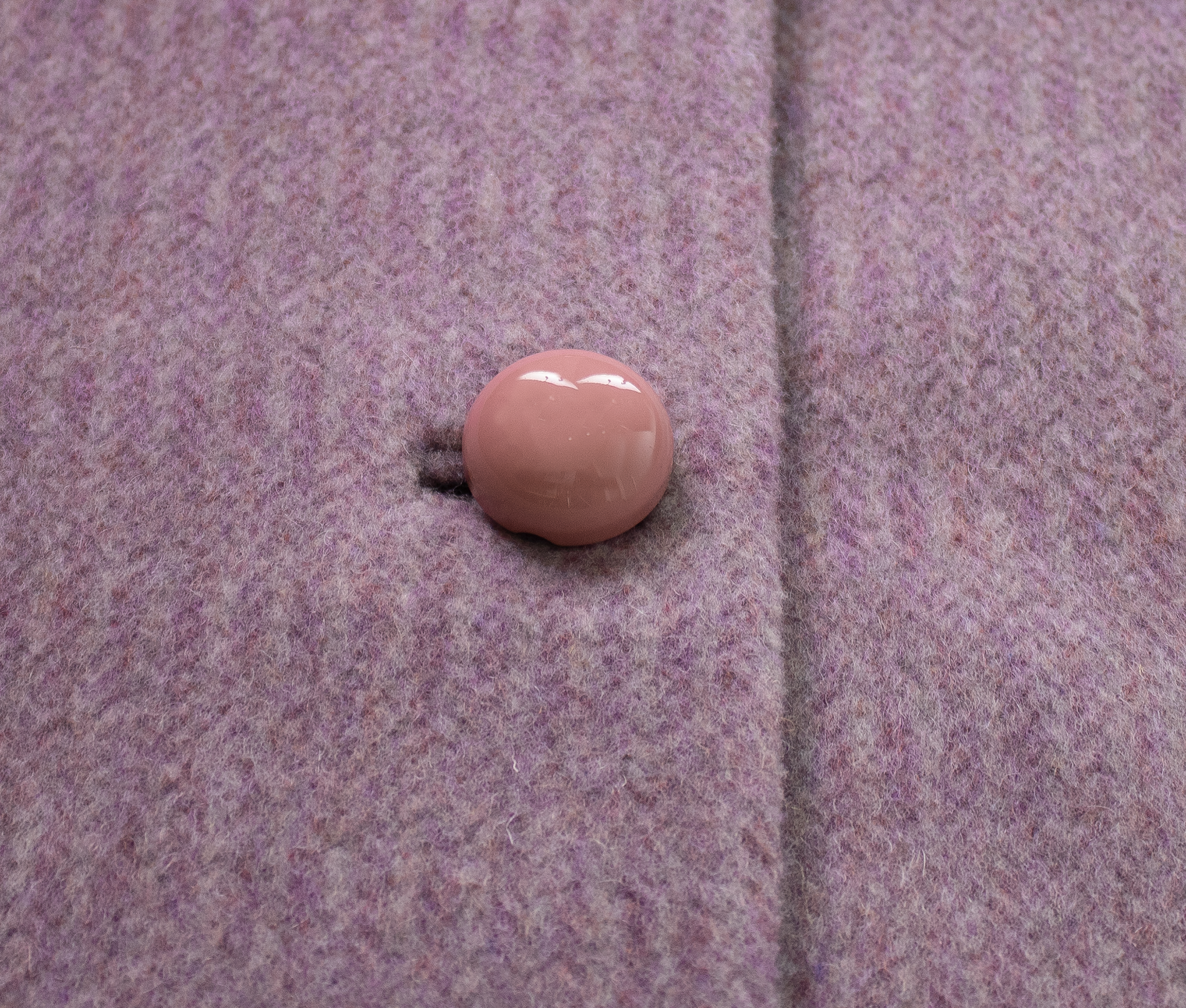 Calù • Cappotto linea a uovo in mohair e alpaca lilla melange con bottoni rosa e fodera fantasia