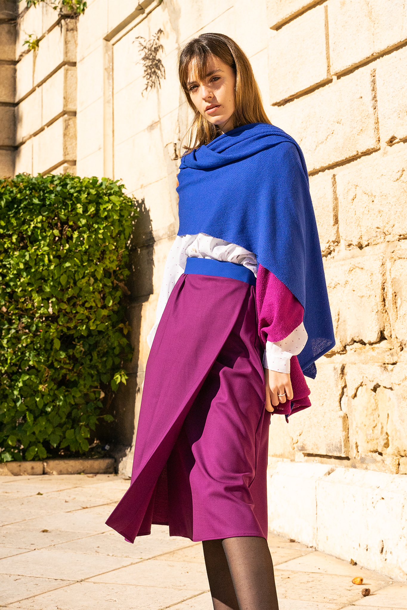 Mosaico - Gonna a portafoglio in fresco lana viola con cintura a nastro azzurra