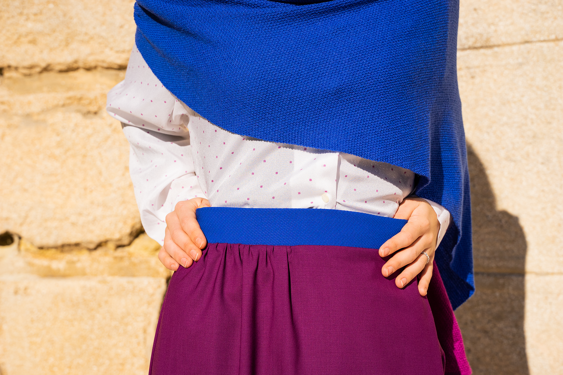 Mosaico - Gonna a portafoglio in fresco lana viola con cintura a nastro azzurra